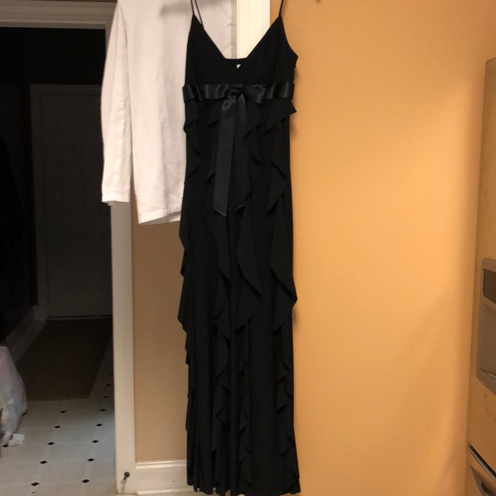 Long black dress, ruffles